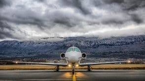 Un avion privé sur la piste, avec des nuages en arrière-plan