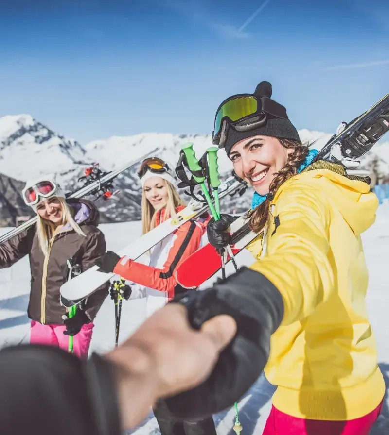 Un groupe de skieurs