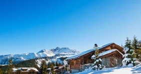 Transferts de Chambéry à Courchevel – un chalet de ski sous la neige