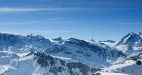 Un ciel bleu et les sommets blancs des Alpes
