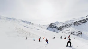 Transfers em Tignes - esquiadores numa montanha branca
