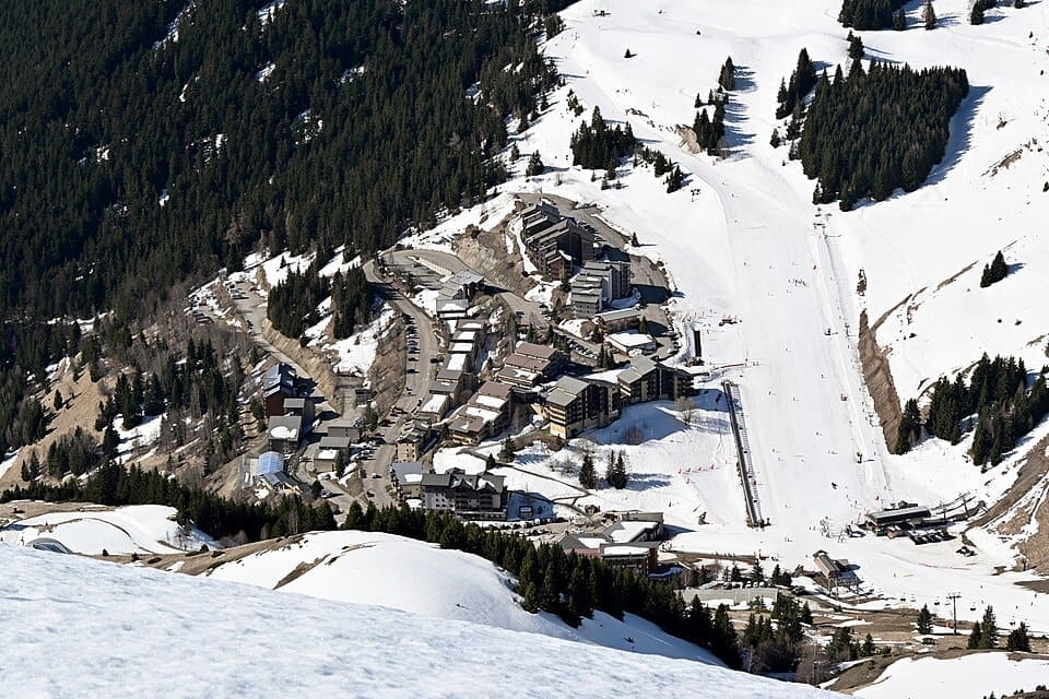 Panoramic view of Auris-en-Oisans ski resort from the Pré-Rond slope