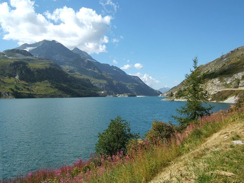 Lac du Chevril and the surrounding mountains of the Tignes – Val d'Isère ski area