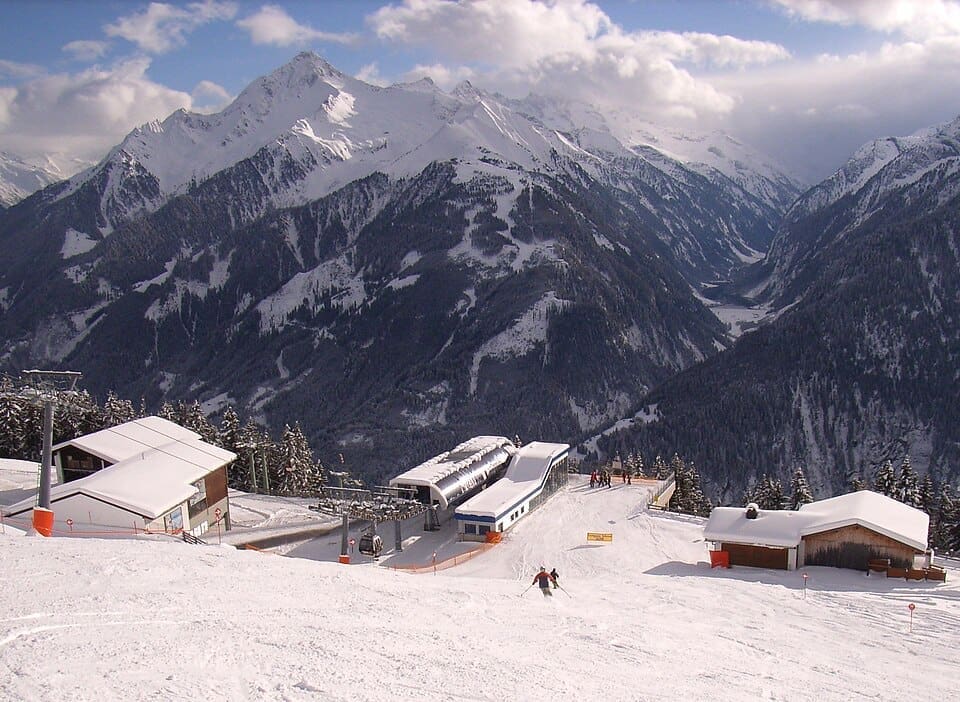 The middle station of the Finkenberger Almbahn cable car in winter