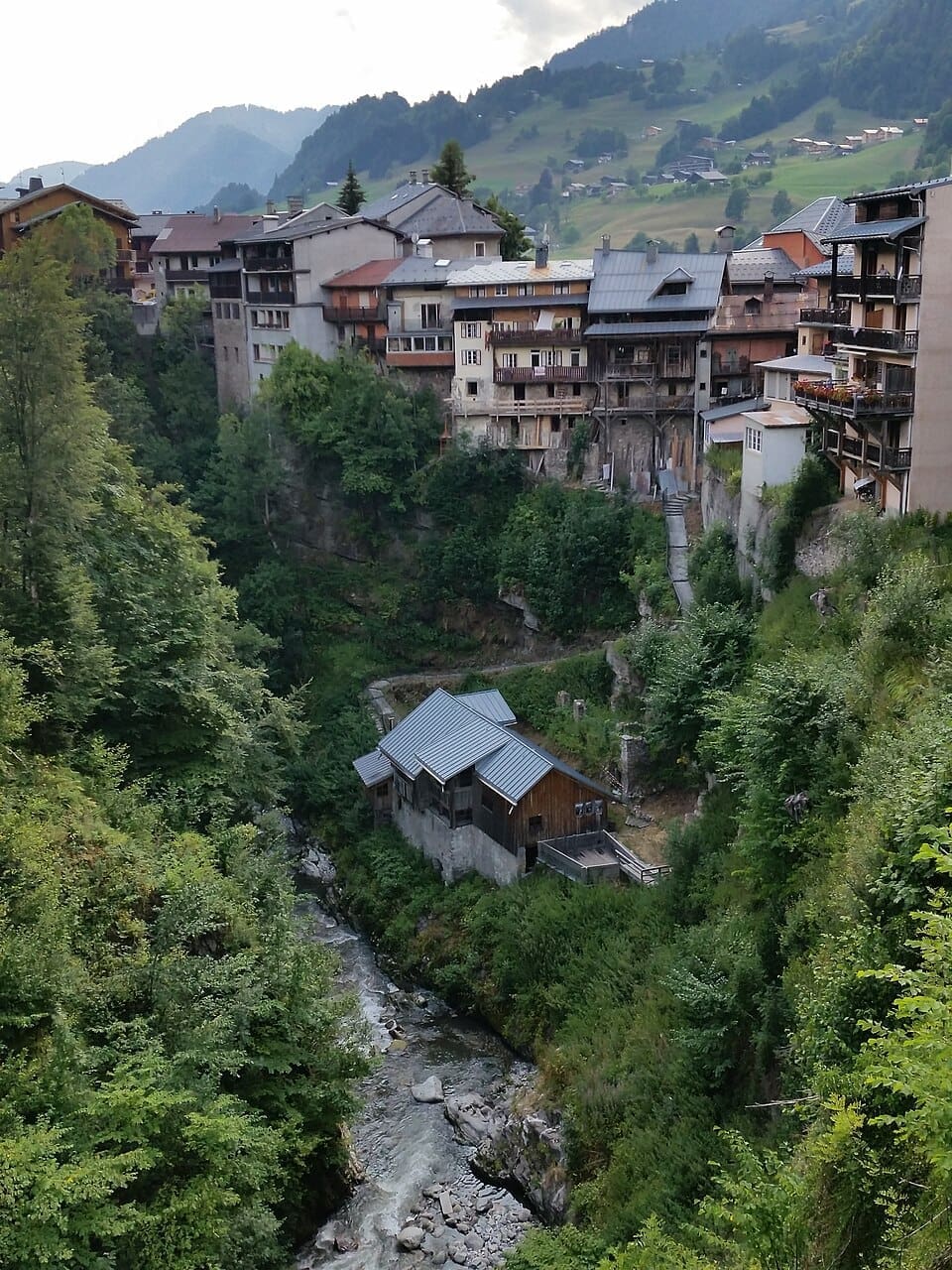 Vue depuis le pont de l'Abîme sur les gorges de l'Arly et l'ancien moulin.