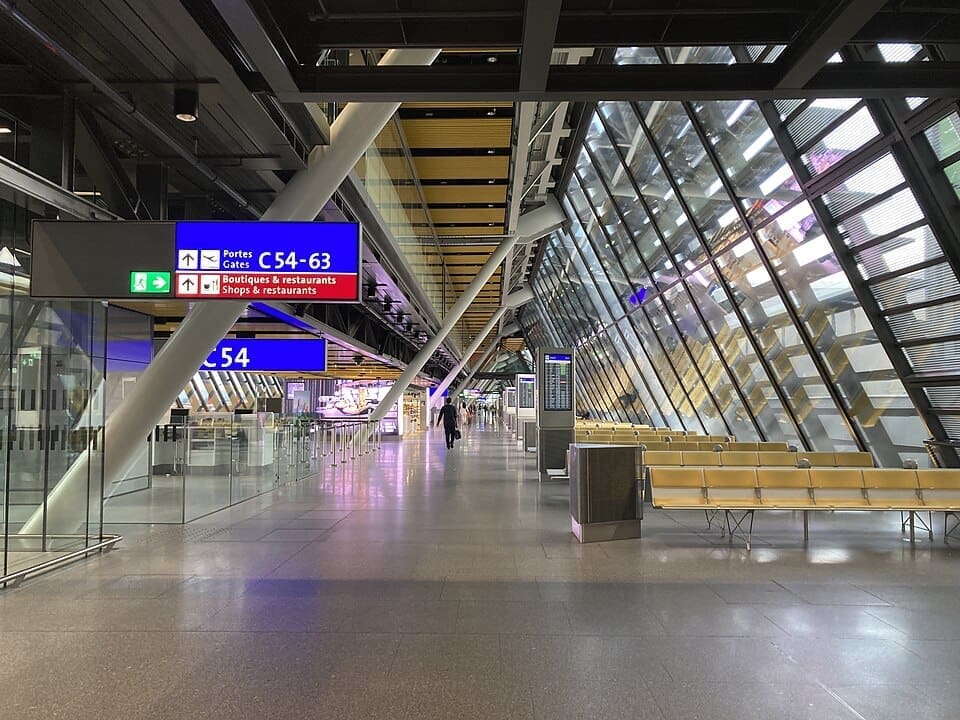 Exterior view of the modern Aile Est pier at Geneva Airport Terminal 1