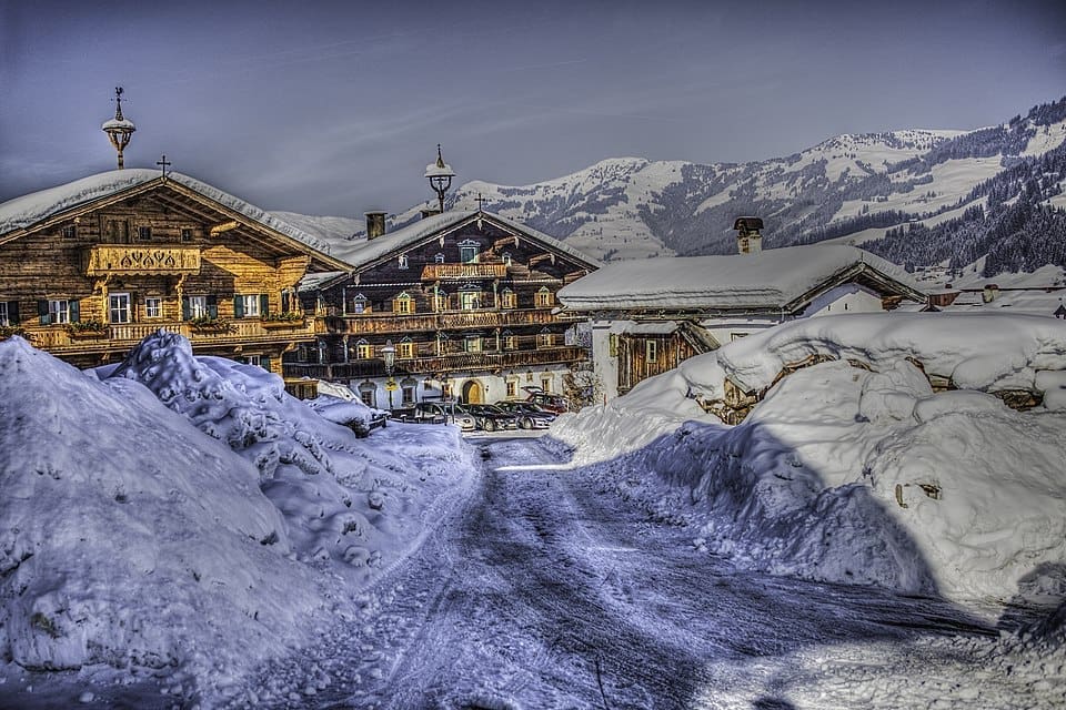 Skiers on the slopes of Kitzbüheler Horn looking over the valley