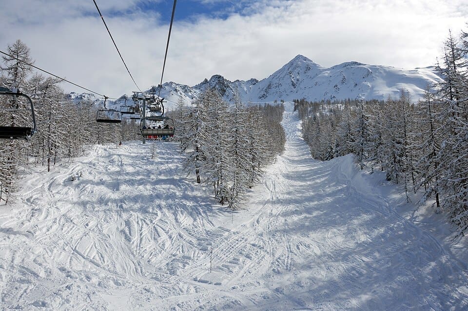 Derby ski lift crossing the Bosses slope in Peisey-Vallandry
