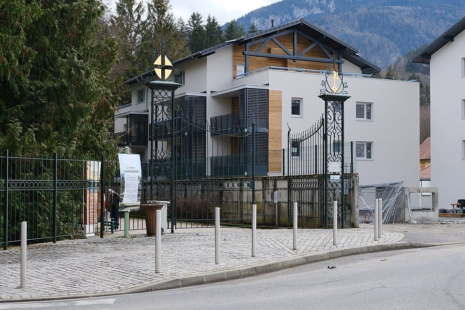 The entrance gates to Parc Cohendier in Saint-Pierre-en-Faucigny during winter