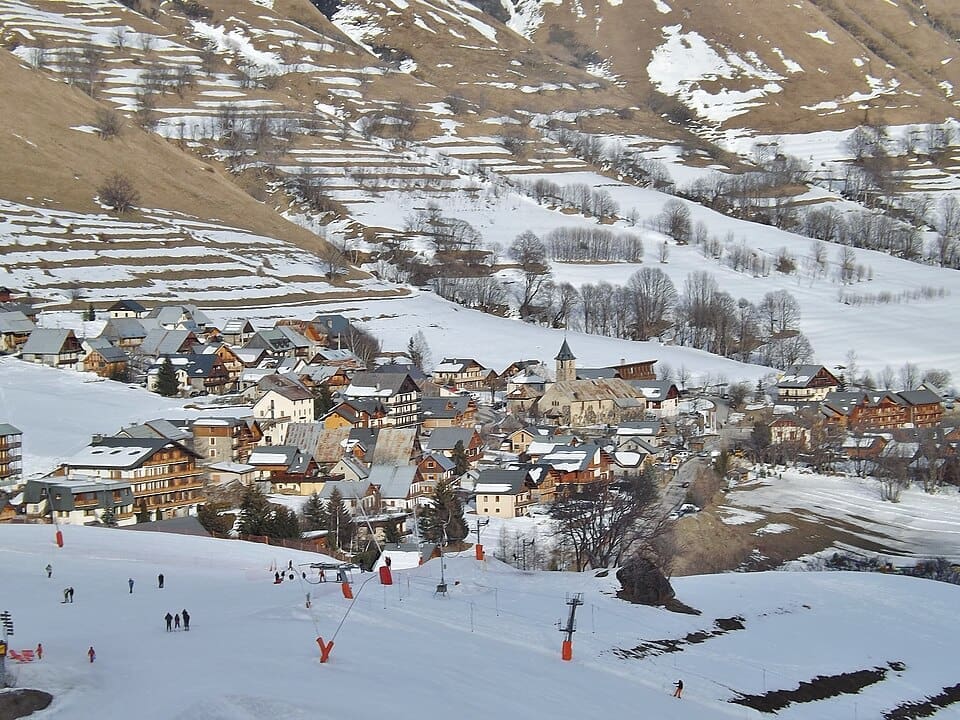 Saint-Sorlin-d'Arves village and ski slopes