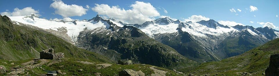 Panoramic view of the Zillertal Alps featuring the Schwarzensteinkees, Hornkees and Waxeggkees glaciers